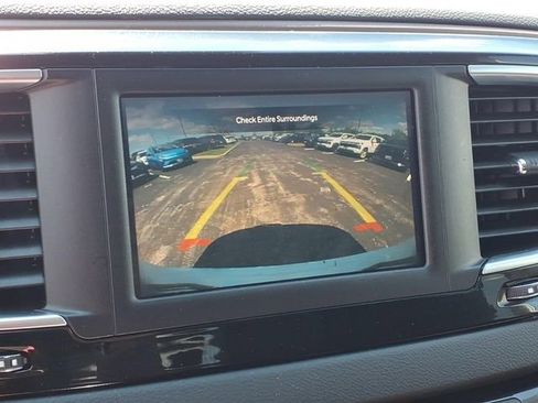 Used 2023 Chrysler Voyager LX FWD image 6