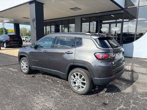 Used 2022 Jeep Compass Latitude w/ Sun and Sound Group AWD/4WD image 6