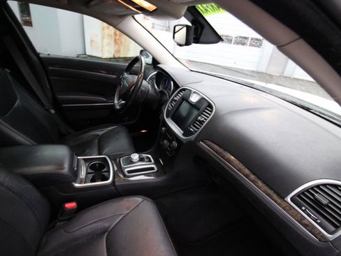 Used 2018 Chrysler 300 Limited image 16