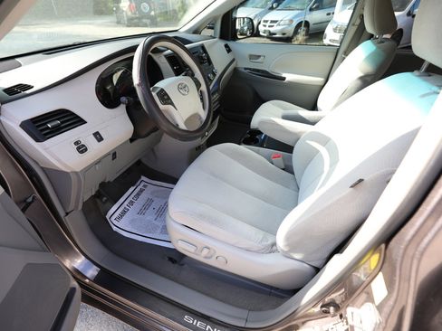 Used 2011 Toyota Sienna LE image 17