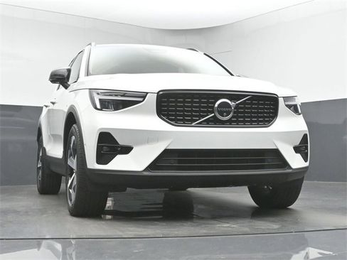 Used 2024 Volvo XC40 B5 Plus image 34