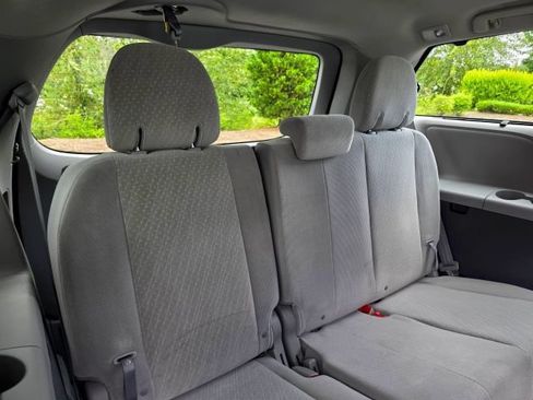 Used 2019 Toyota Sienna LE w/ LE Preferred Package FWD image 41
