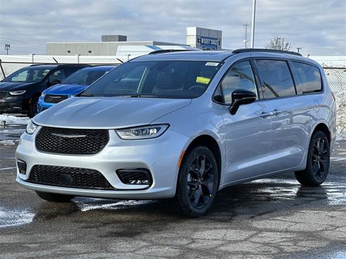 New 2026 Chrysler Pacifica Limited image 6