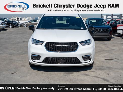 New 2026 Chrysler Pacifica Select image 2