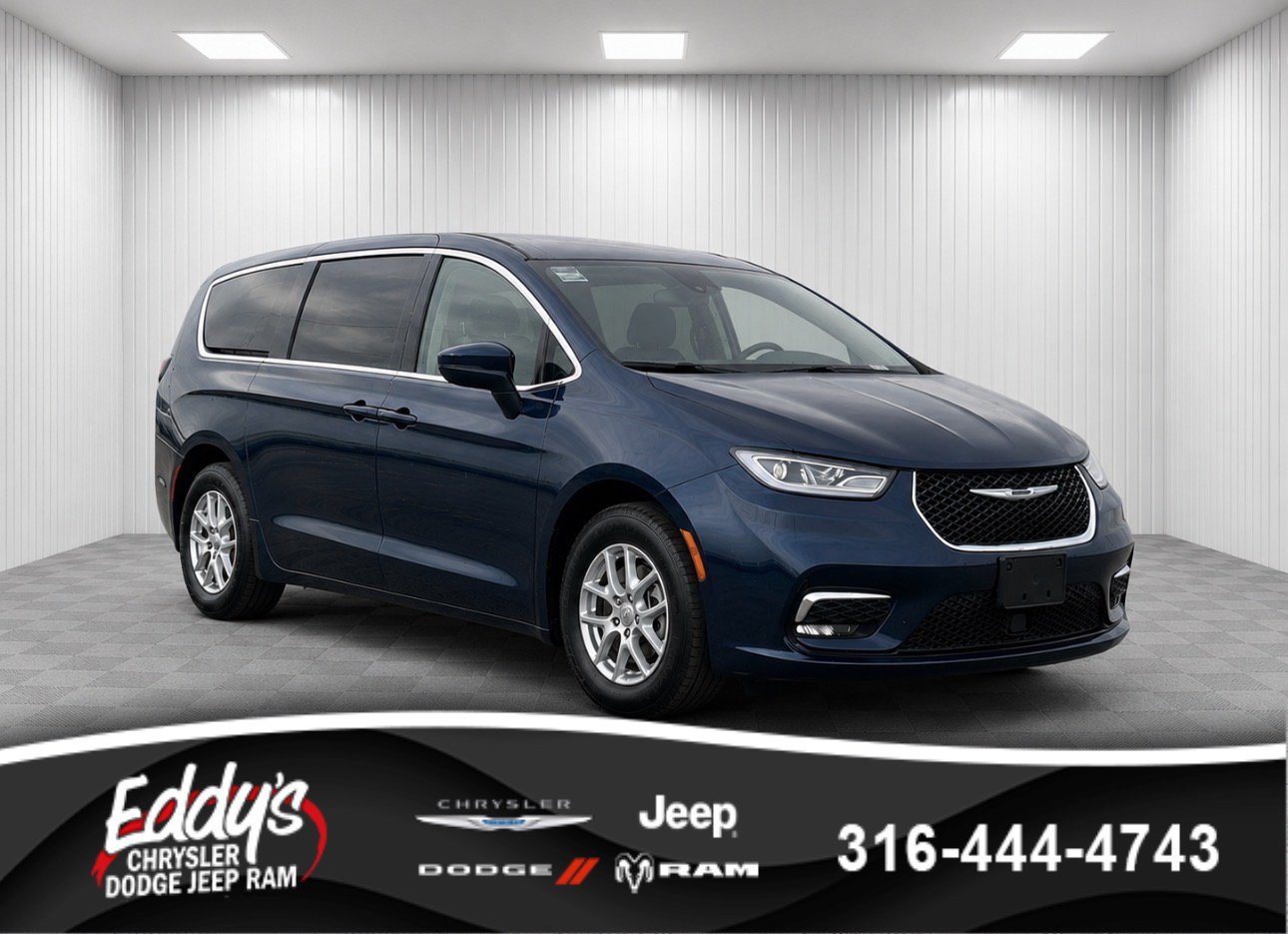 Used 2023 Chrysler Pacifica Touring-L FWD image 1