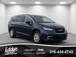Used 2023 Chrysler Pacifica Touring-L FWD video 1