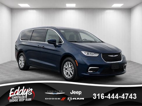 Used 2023 Chrysler Pacifica Touring-L FWD image 1