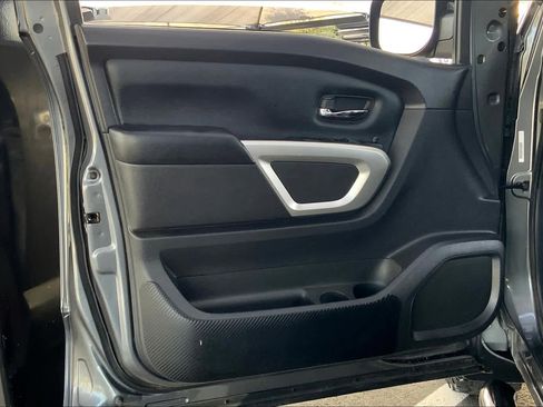 Used 2021 Nissan Titan SV w/ SV Convenience Package image 21