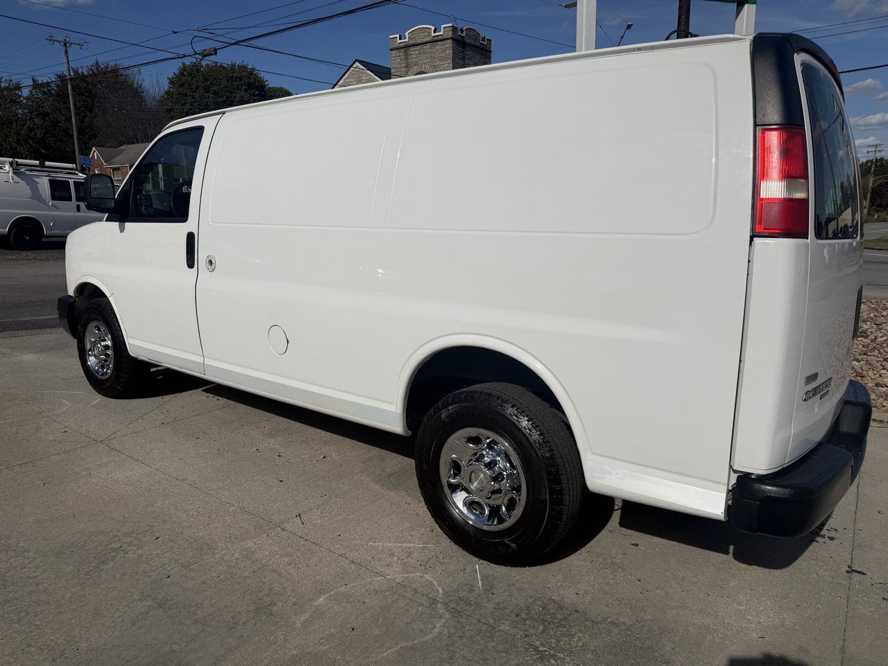 Used 2011 Chevrolet Express 2500 RWD image 3