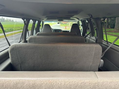 Used 2000 GMC Savana 3500 Extended Passenger RWD image 31