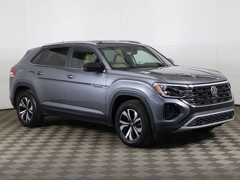 Used 2024 Volkswagen Atlas Cross Sport SE image 2