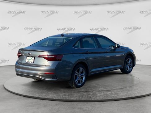 Used 2024 Volkswagen Jetta SE w/ Panoramic Sunroof Package FWD image 8
