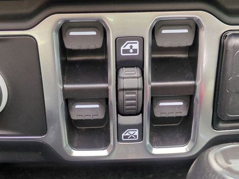 Used 2025 Jeep Wrangler Unlimited Sahara w/ Safety Group AWD/4WD image 26