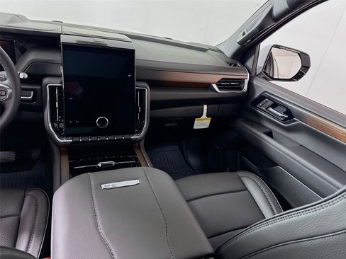 New 2026 GMC Yukon XL Denali w/ Sun & Power Step Package AWD/4WD image 18