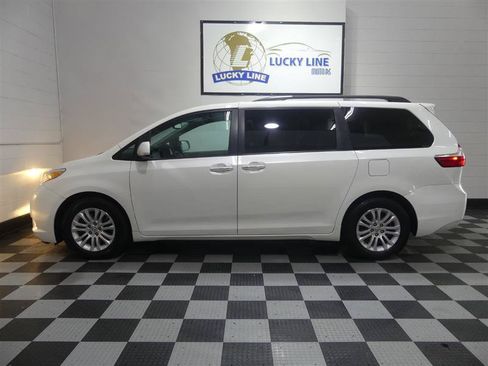 Used 2016 Toyota Sienna XLE w/ XLE Navigation Package FWD image 7