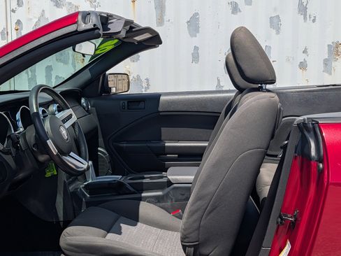 Used 2005 Ford Mustang Deluxe image 17