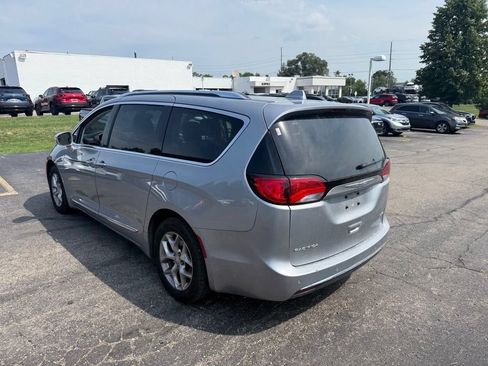 Used 2018 Chrysler Pacifica Limited FWD image 2