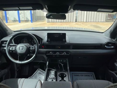 Used 2025 Honda Pilot Sport image 5