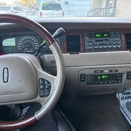 Used 2001 Lincoln Town Car Signature RWD image 7