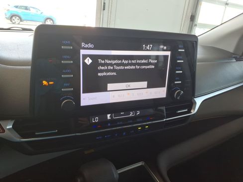 Used 2021 Toyota Sienna LE w/ LE Plus Package FWD image 32