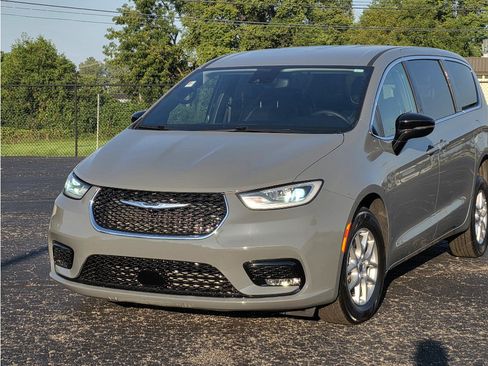 Used 2025 Chrysler Pacifica Select FWD image 8