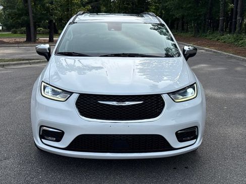 Used 2023 Chrysler Pacifica Limited FWD image 2