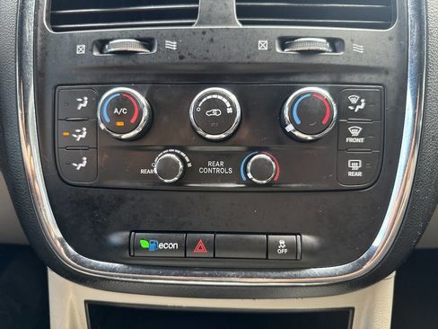 Used 2017 Dodge Grand Caravan SXT FWD image 35