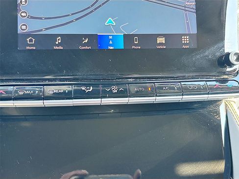 Used 2024 Jeep Wagoneer L Series II RWD image 16
