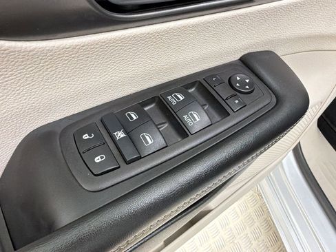 Used 2024 Chrysler Pacifica Touring-L FWD image 19