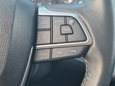 Used 2024 Toyota Highlander LE AWD/4WD image 27