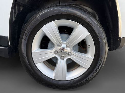 Used 2012 Jeep Compass Latitude FWD image 11