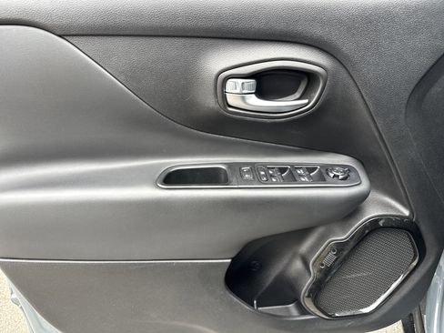 Used 2018 Jeep Renegade Altitude image 14