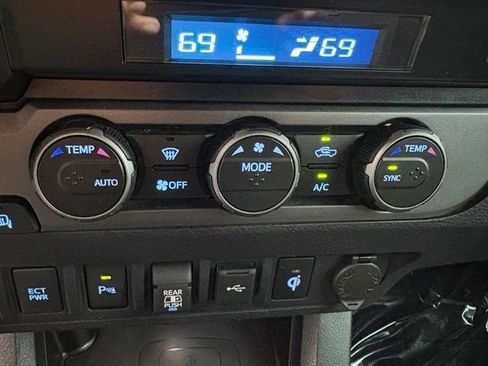 Used 2021 Toyota Tacoma TRD Off-Road w/ Technology Package AWD/4WD image 19