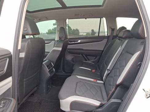 Used 2024 Volkswagen Atlas Peak Edition SE AWD/4WD image 11