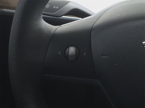 Used 2023 Tesla Model Y Long Range image 17