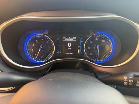 Used 2017 Chrysler Pacifica Touring w/ Tire & Wheel Group FWD image 10