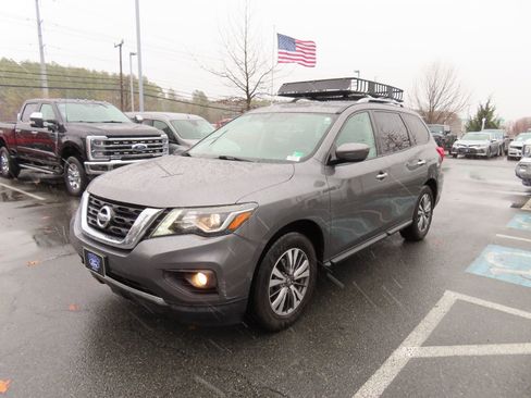 Used 2019 Nissan Pathfinder SV image 3