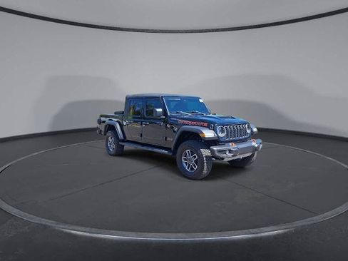 Used 2025 Jeep Gladiator Mojave w/ Convenience Group AWD/4WD image 2