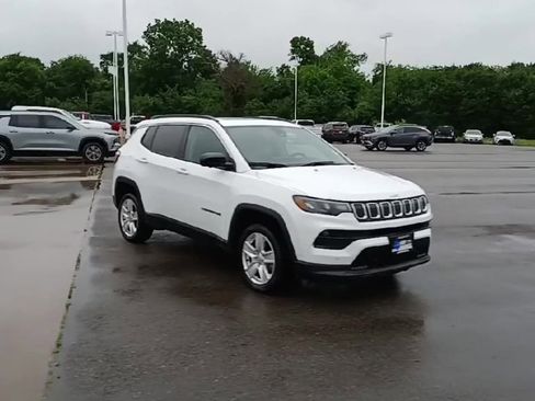 Used 2022 Jeep Compass Latitude w/ Sun and Sound Group AWD/4WD image 2