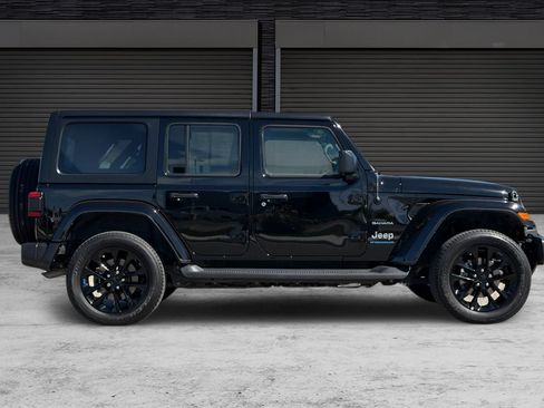 Used 2023 Jeep Wrangler Unlimited Sahara AWD/4WD image 3