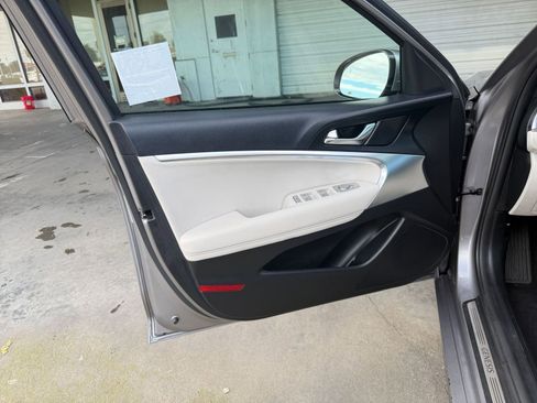 Used 2025 Genesis G70 2.5T image 18