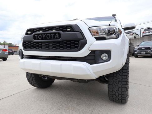 Used 2017 Toyota Tacoma TRD Sport w/ Premium & Technology Package AWD/4WD image 32