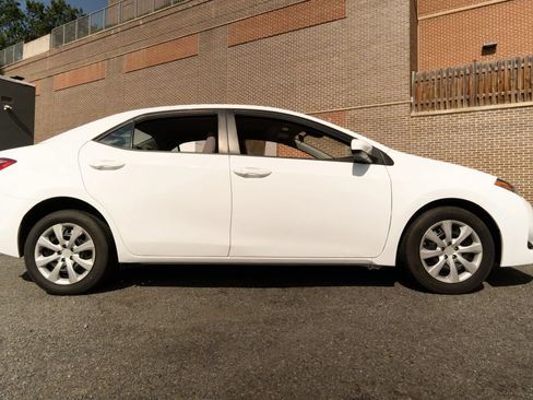 Used 2019 Toyota Corolla LE FWD image 2