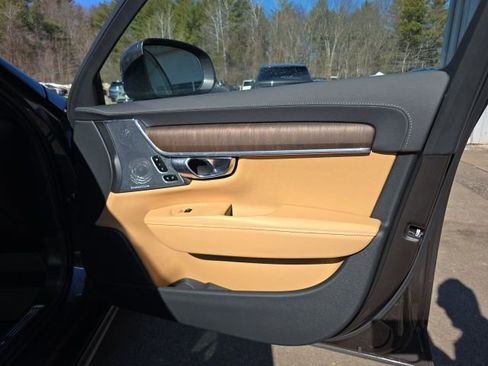 Certified 2025 Volvo V90 B6 Cross Country Ultra image 17