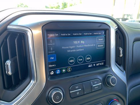Used 2019 Chevrolet Silverado 1500 LT Trail Boss w/ Convenience Package AWD/4WD image 17