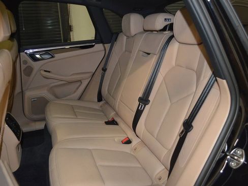 Certified 2025 Porsche Macan AWD/4WD image 34
