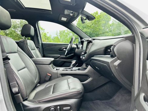 Used 2023 Chevrolet Traverse RS image 28