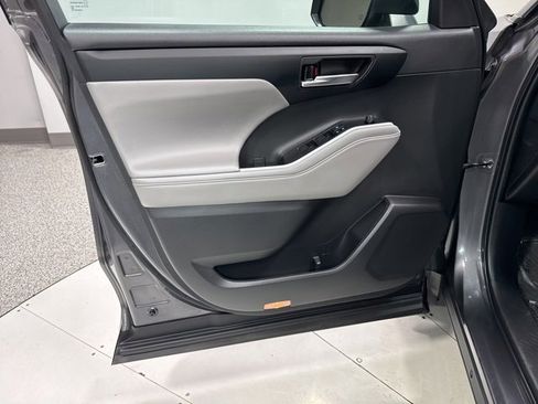 Used 2022 Toyota Highlander XLE image 10