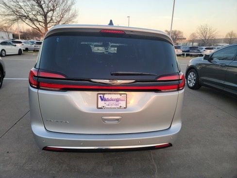 Used 2024 Chrysler Pacifica Touring-L image 6