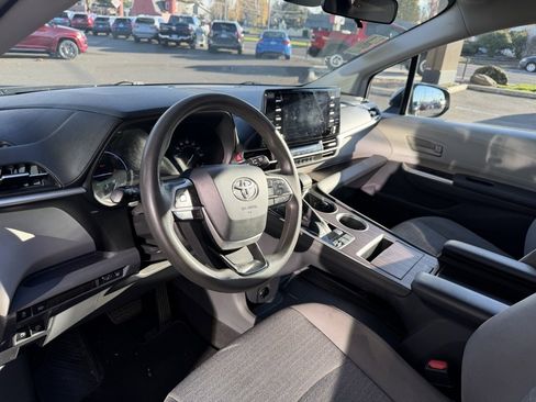 Used 2021 Toyota Sienna LE image 15